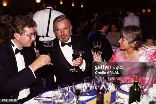 Charlton Heston en compagnie de son fils et de Yanou Collart lors de la Fête de la Fleur à Bordeaux en juin 1990, France.