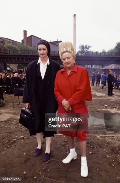 Jacqueline Maillan et Dominique Lavanant sur le tournage du film 'Ville à vendre' réalisé par Jean-Pierre Mocky en octobre 1991, France.