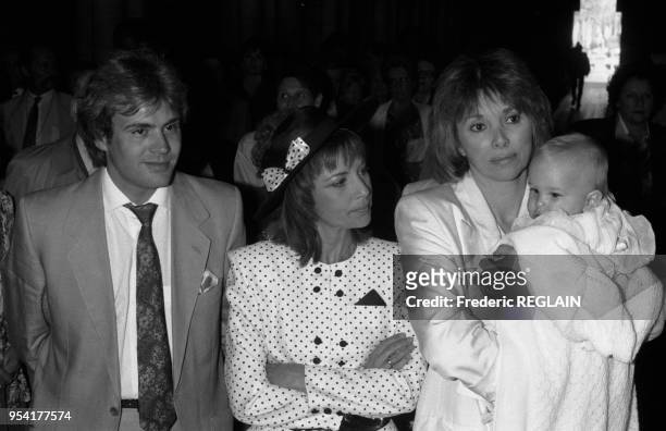 François Valéry et Nicole Calfan en compagnie de Mireille Darc au baptême de leur fils à Neuilly en mai 1987, France.