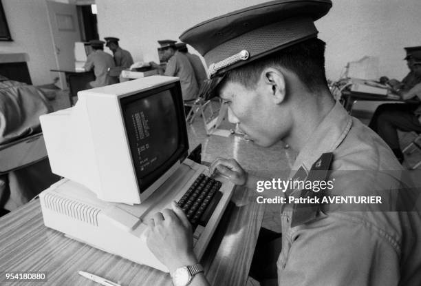 Cours d'informatique pour les soldats de l'académie militaire de Shijazhnang en novembre 1988, Chine.