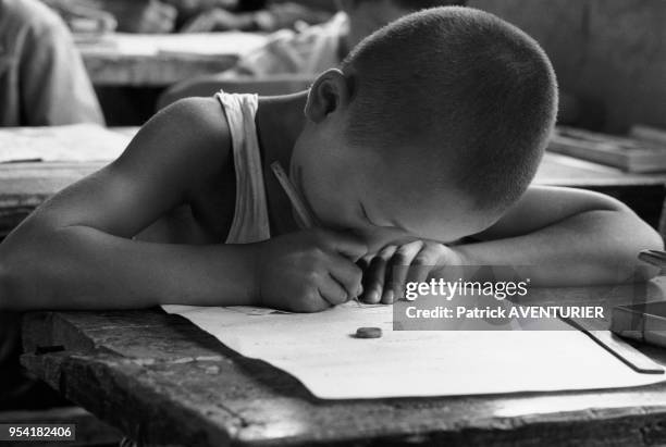 Ecolier dans la salle de classe d'une école de Pékin en juin 1987, Chine.