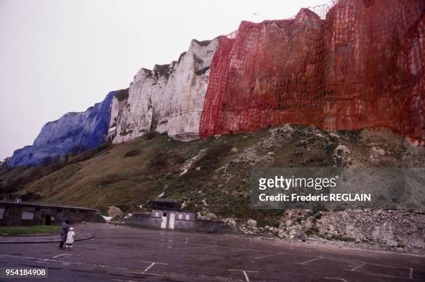 Le plus grand drapeau du monde sur les falaises dominant la ville du Tréport en Normandie, le 10 avril 1989, France.