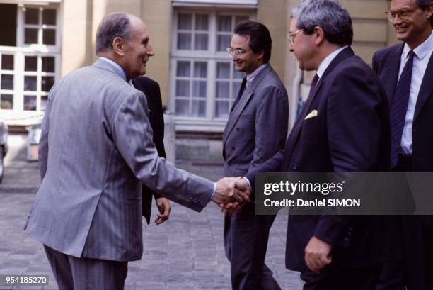 Le président de la République François Mitterrand à l'Hôtel Matignon avec Jean-Paul Huchon, Jacques Attali et Jean-Louis Bianco le 9 mai 1989 à...