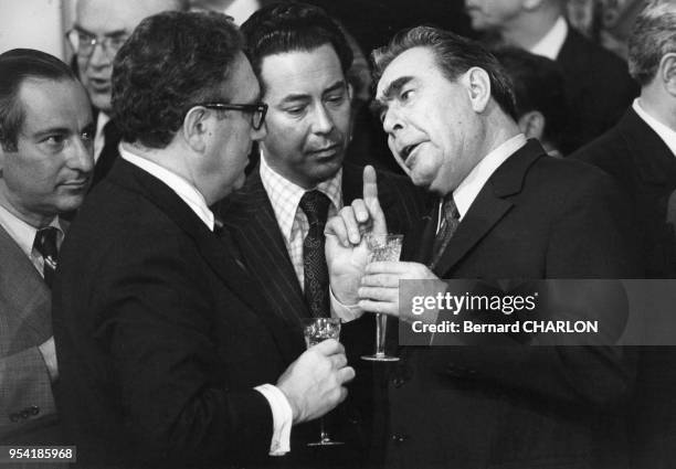 Rencontre entre Henry Kissinger et Leonid Brejnev lors de la visite de Nixon à Moscou en juin 1974 en URSS.