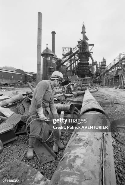 Un ouvrier récupère des métaux sur le site d'une aciérie désaffectée à Longwy le 4 février 1988, France.