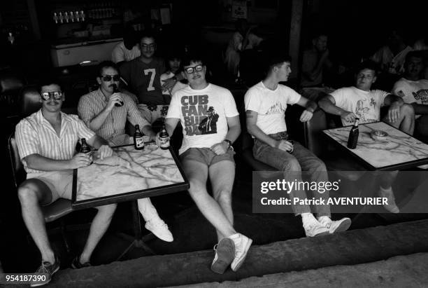 Moment de détente pour des Marines à une terrasse à la base militaire américaines de Clark aux Philippines en mai 1988.