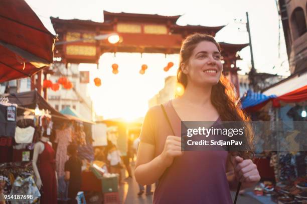 bem-vindo à chinatown! - província de chiang mai - fotografias e filmes do acervo