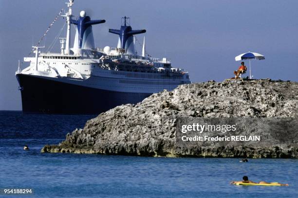 Le paquebot Norway dans les Caraïbes le 10 décembre 1990.