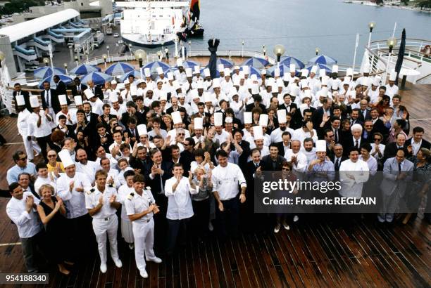 équipage et les cuisiniers français réunis sur le pont du paquebot Norway au large des Caraïbes lors d'une croisière gastronomique le 10 décembre...