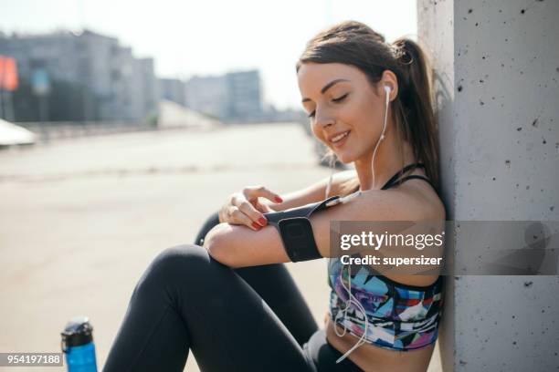 mujer joven de estiramiento antes del ejercicio - una sola mujer joven fotografías e imágenes de stock
