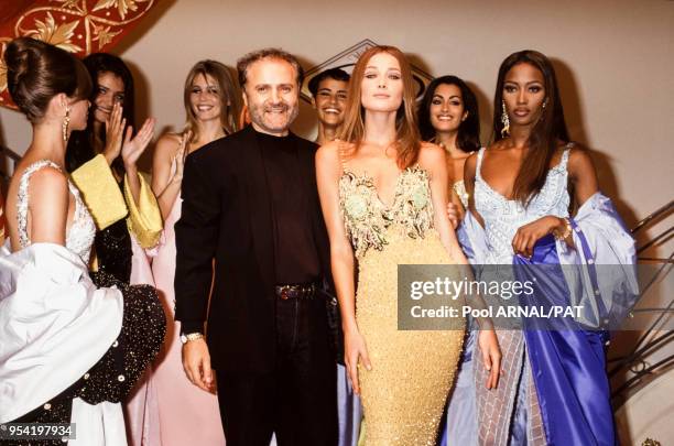 Gianni Versace et les mannequins Helena Christensen, Claudia Schiffer, Carla Bruni et Naomi Campbell lors du défilé du couturier pour la collection...