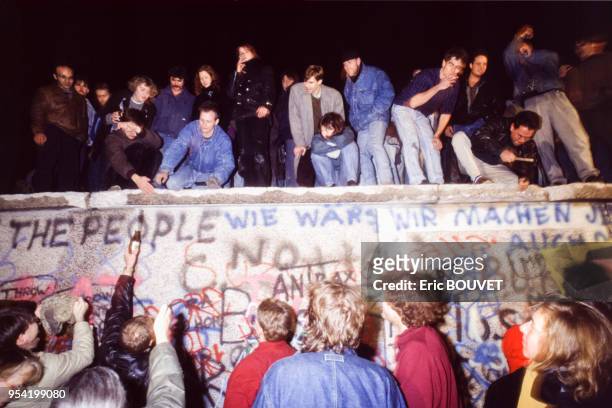 Berlinois manifestant lors de la chute du Mur de Berlin le 10 novembre 1989, Allemagne.