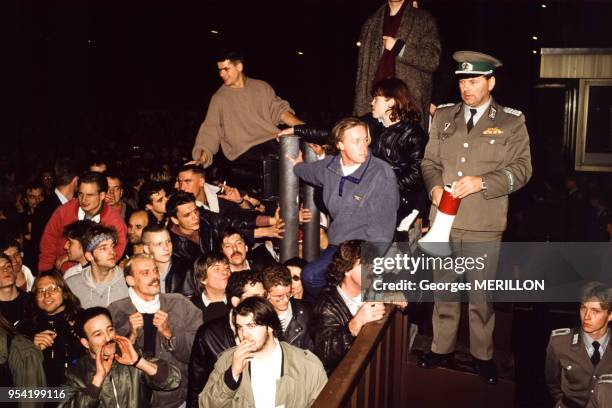 Berlinois et soldat est-allemand lors de la chute du Mur de Berlin le 10 novembre 1989, Allemagne.