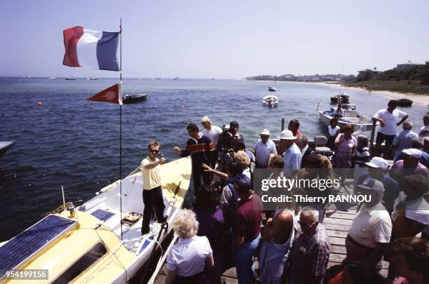 Guy Lemonnier lors de son départ pour la traversée de l'océan Atlantique à la rame à bord du Jacquet Entreprises, un bateau de 5,50 mètres de long,...
