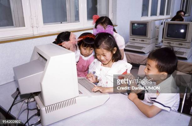 Enseignement de l'informatique dans une école à Pékin en mai 1986, Chine.
