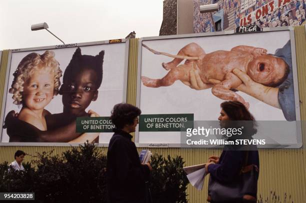 Affiches de la marque Benetton dont le nouveau-né à droite en septembre 1991 à Paris, France.