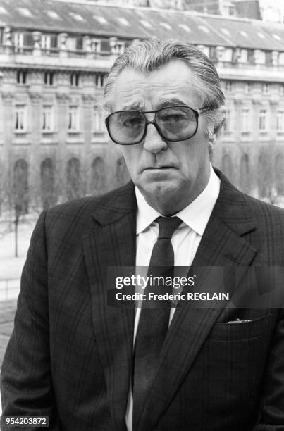 Acteur américain, Robert Mitchum, sur le balcon du ministère de la culture à Paris le 2 avril 1986, France.