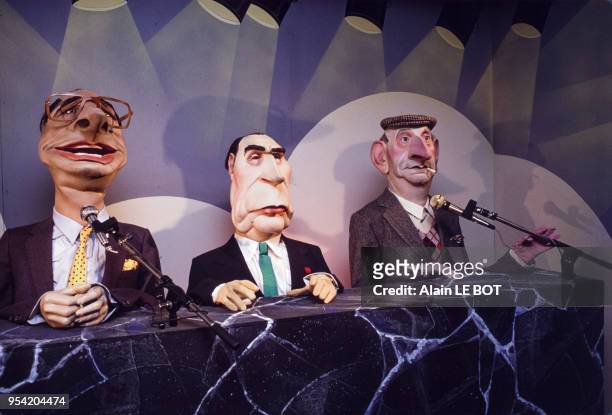 Les marionnettes de Jacques Chirac, François Mitterrand et Henri Krasucki dans une exposition sur les masques en juin 1991 à Saumur, France.