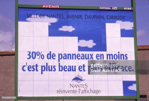 Panneaux publicitaires de la ville de Nantes pour la réduction de 30% de l'affichage publicitaire le 10 juin 1991, France.
