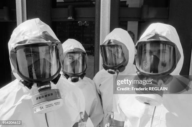 Groupe de pompiers de la Cellule Mobile d'Intervention Radiologique de Saint-Cloud en combinaison de protection, Paris le 12 mai 1986, France.