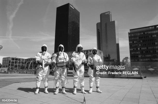 Groupe de pompiers de la Cellule Mobile d'Intervention Radiologique de Saint-Cloud en combinaison de protection, Paris le 12 mai 1986, France.