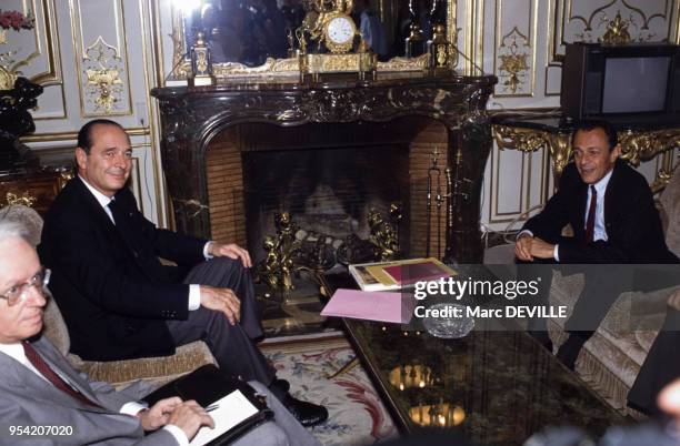 Le Premier ministre Michel Rocard reçoit Jacques Chirac à l'Hôtel Matignon le 11 juillet 1989 à Paris, France.