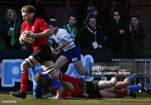 Welsh lock Steve Williams runs to score a try during the rugby VI Nations Championship match Italy vs Wales, at the Rome's Flaminio stadium, 15...