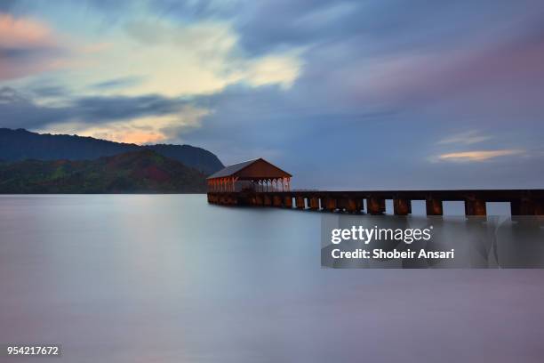 long exposure of hanalei pier before sunrise, kauai, hawaii - princeville stock pictures, royalty-free photos & images