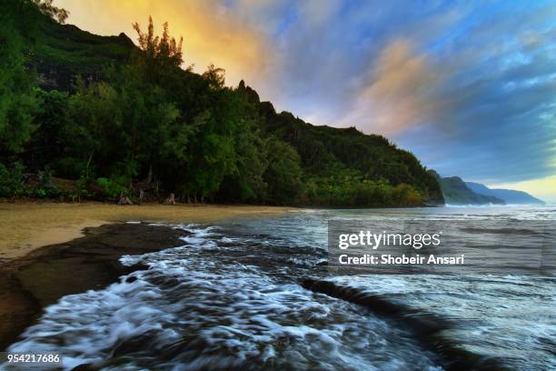 beautiful sunrise color at ke'e beach, kauai, hawaii - princeville stock pictures, royalty-free photos & images