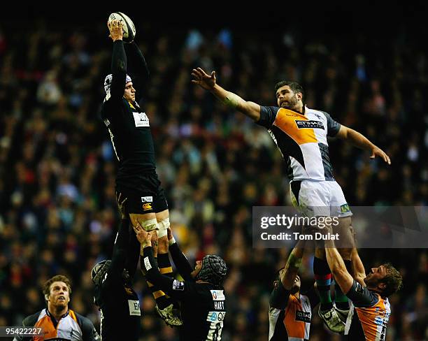 Nick Easter of Harlequins and Dan Ward-Smith of London Wasps challenge for the ball at a lineout during the Guinness Premiership match between...