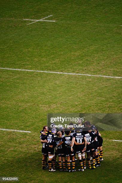 London Wasps discuss tactics before the start of the Guinness Premiership match between Harlequins and London Wasps at Twickenham Stadium on December...