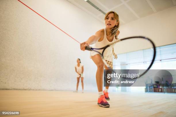 jonge mooie vrouwen squash spelen - squash racquet stockfoto's en -beelden