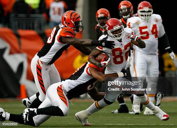 Dwayne Bowe of the Kansas City Chiefs is tackled by Dhani Jones and Tank Johnson of the Cincinnati Bengals at Paul Brown Stadium December 27, 2009 in...