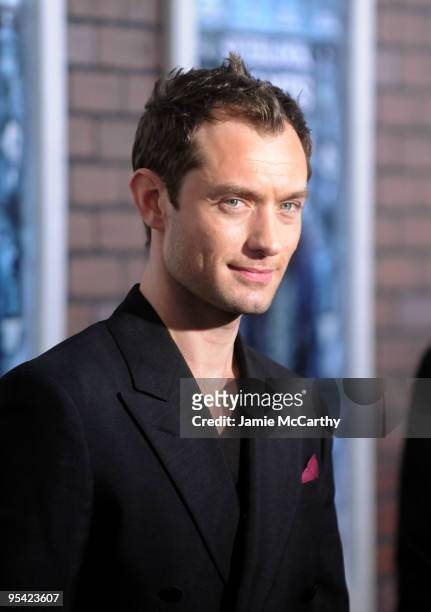 Actor Jude Law attends the New York premiere of "Sherlock Holmes" at the Alice Tully Hall, Lincoln Center on December 17, 2009 in New York City.
