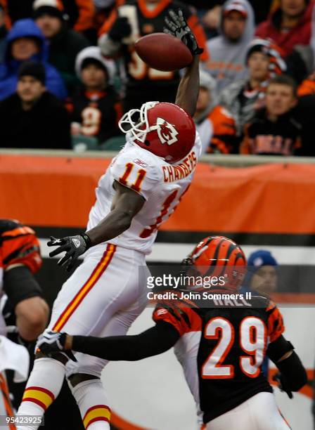 Leon Hall of the Cincinnati Bengals breaks up the pass to Chris Chambers of the Kansas City Chiefs in their NFL game at Paul Brown Stadium December...