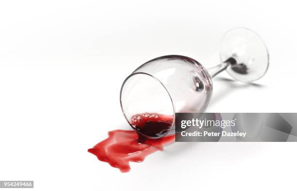 splilt glass of red wine - rode wijn stockfoto's en -beelden