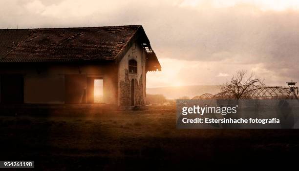 photograph of an abandoned house, at the time of the sunset - castilla y león stock pictures, royalty-free photos & images