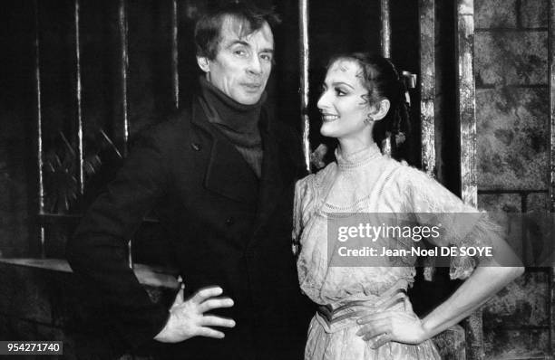 Portrait des danseurs Rudolf Noureev et Monique Loudières, dans les coulisses de l'Opéra de Paris, en France, en décembre 1987.