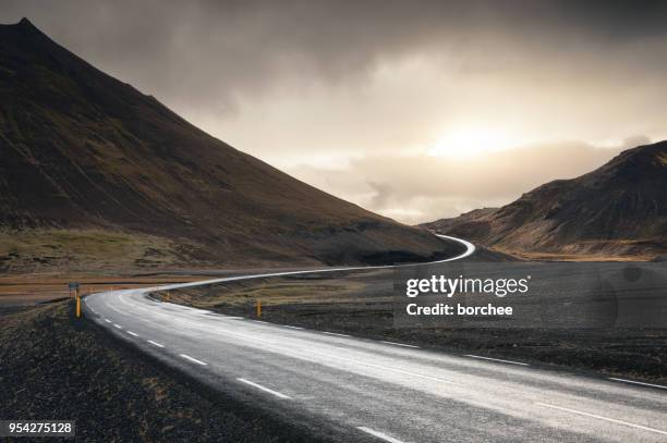 strada tortuosa in islanda - paesaggio spettacolare foto e immagini stock