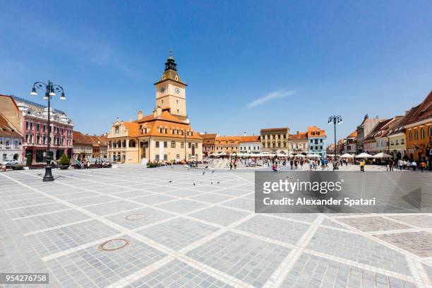 piata sfatului - main square of brasov, transylvania, romania - traffic free stockfoto's en -beelden