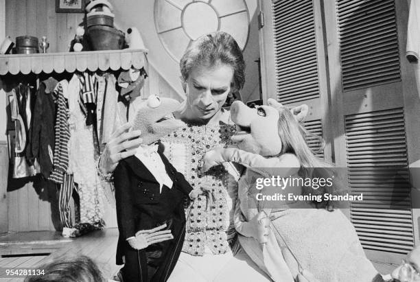 Ballet dancer Rudolf Nureyev with Kermit the Frog and Miss Piggy, characters from 'The Muppets', UK, 20th October 1977.