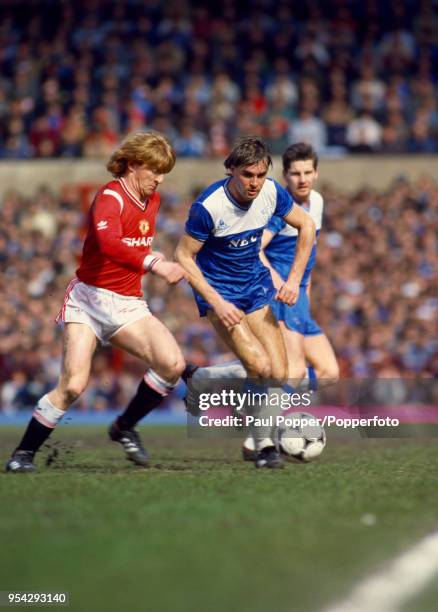 Gordon Strachan of Manchester United closes down Pat Van den Hauwe of Everton during a Canon League Division One match at Old Trafford on March 31,...