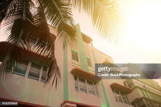 pink and turquoise facade of art deco hotel in miami beach, miami, florida, usa - art deco architecture stock-fotos und bilder