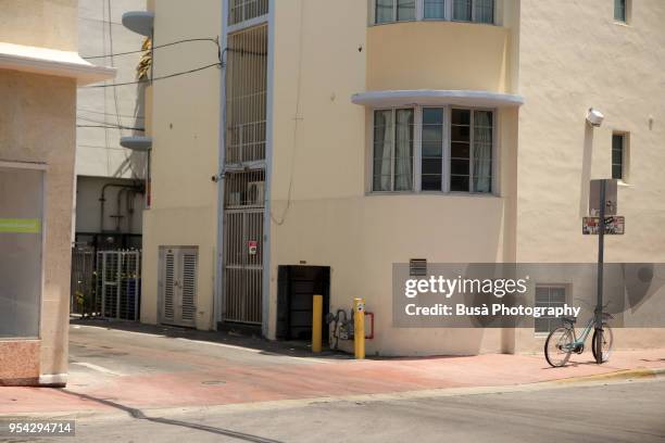 alley behind ocean drive in miami beach, florida, usa - miami fahrrad stock-fotos und bilder