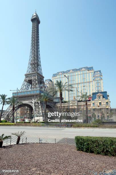 replica van de eiffeltoren, parijs casino, macao, china - eifel toren stockfoto's en -beelden