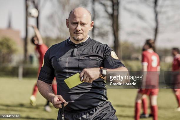geschoren knappe kaukasische mannelijk voetbalscheidsrechter tijdens een voetbalwedstrijd - referee stockfoto's en -beelden