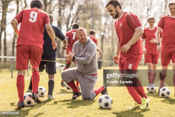 強烈なサッカー サッカー トレーニング セッション中にコーチングのチームとのサッカー チーム - トレーニングドリル ストックフォトと画像