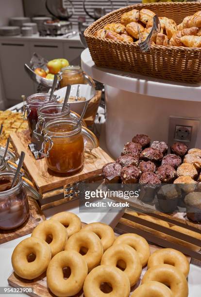 breakfast buffet in hotel in moscow - all inclusive holiday stock-fotos und bilder