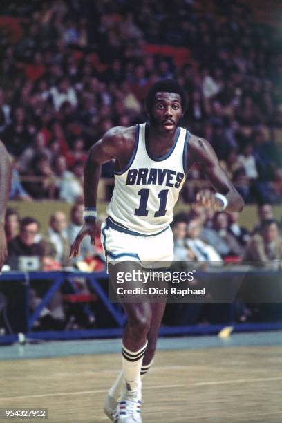 Bob McAdoo of the Buffalo Braves looks on during a game circa 1974 at the Buffalo Memorial Auditorium in Buffalo, New York. NOTE TO USER: User...