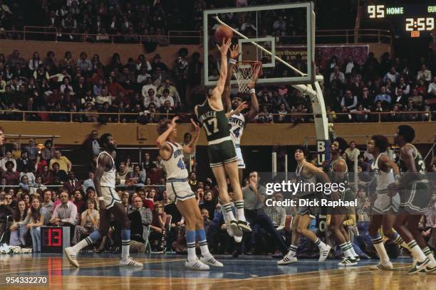 John Havlicek of the Boston Celtics shoots the ball against the Buffalo Braves circa 1972 at the Buffalo Memorial Auditorium in Buffalo, New York....